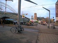 Figure 17 Rotterdam :La station de métro-gare de Blaak, prés de l'auberge  Rotterdamo : Metro  stacidomo Black proksimume la gastejo.